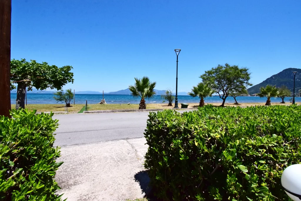 Η παραλία απέναντι από το ξενοδοχείο